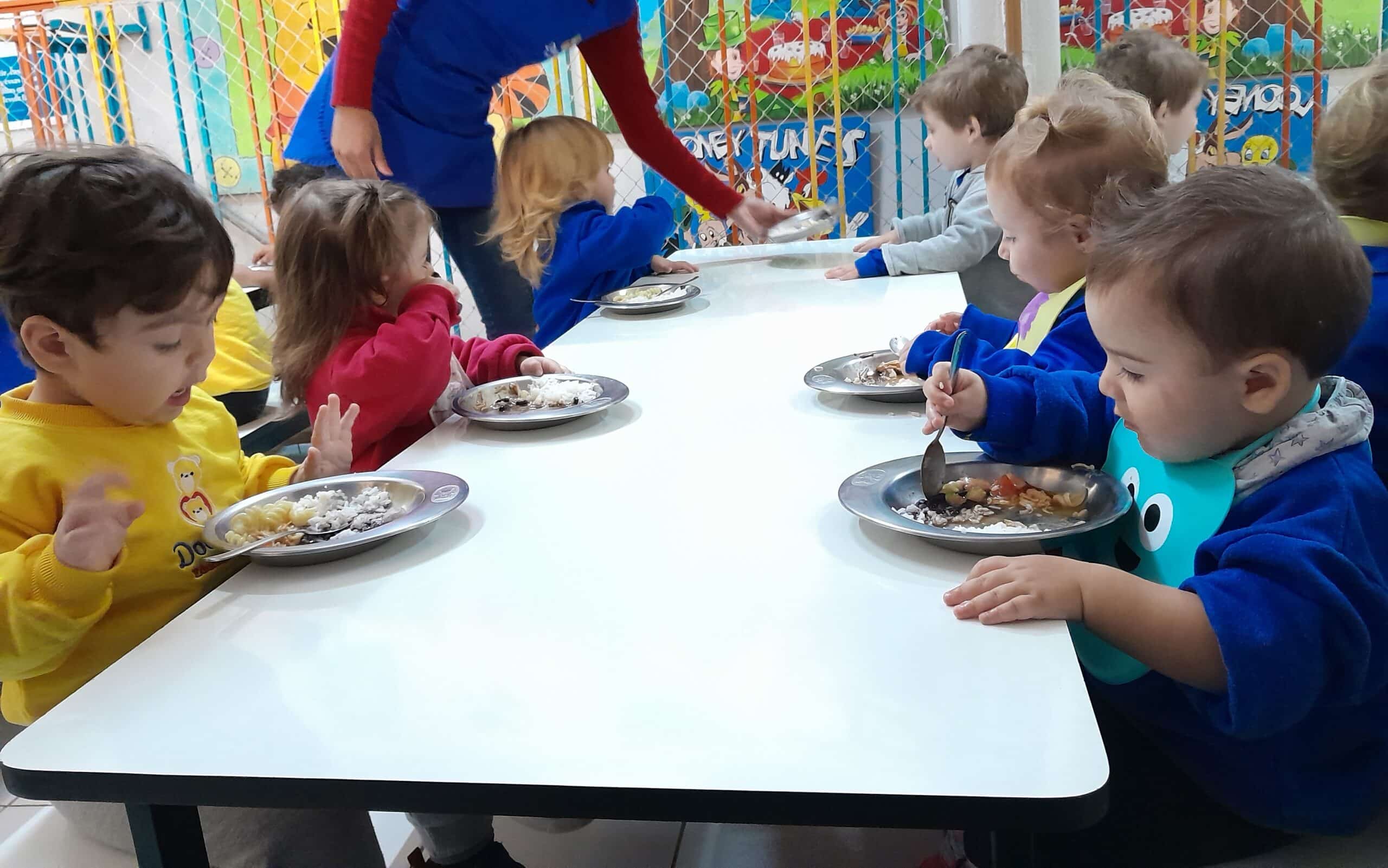 Crianças na Escola Doce Mel