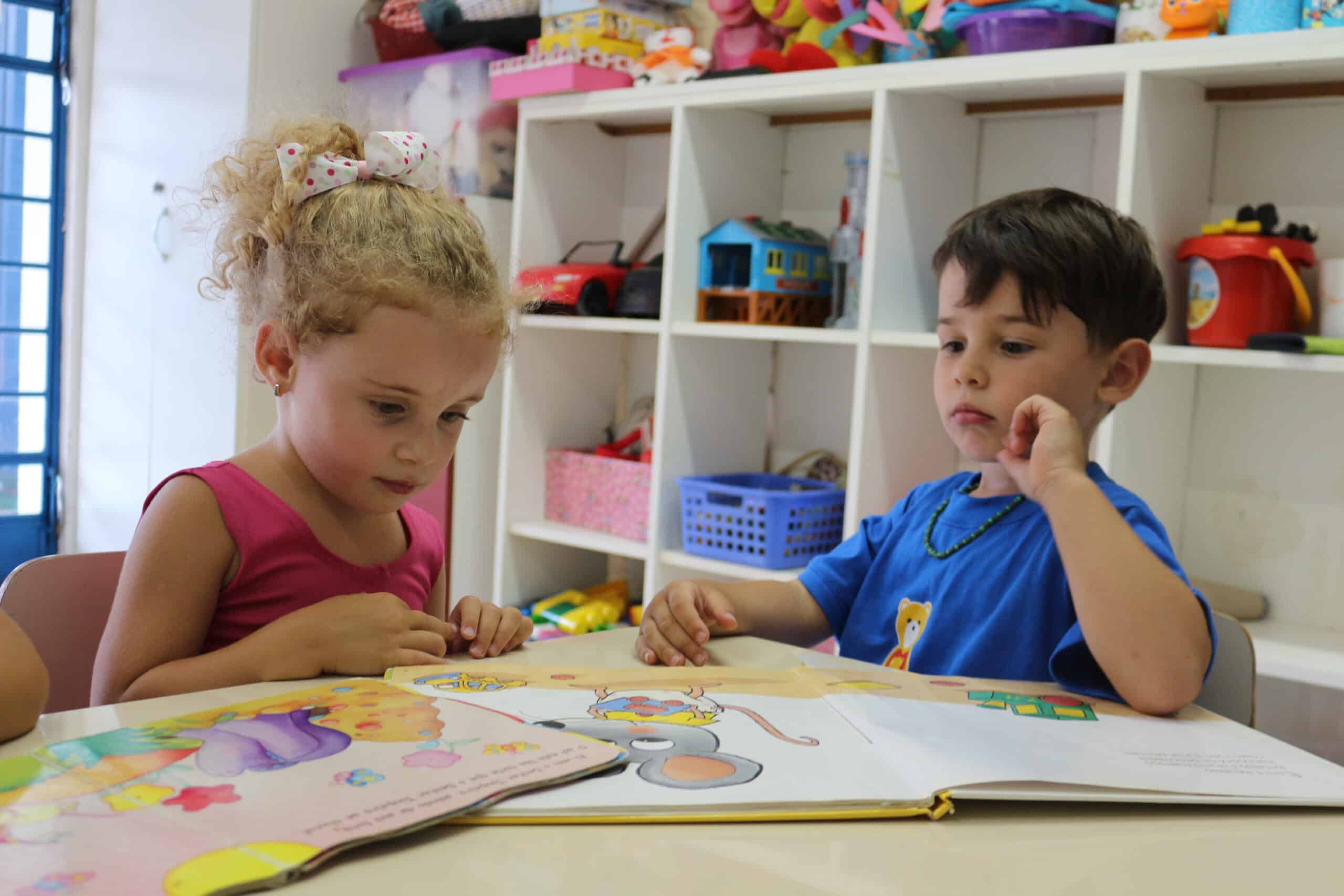 Crianças na Escola Doce Mel